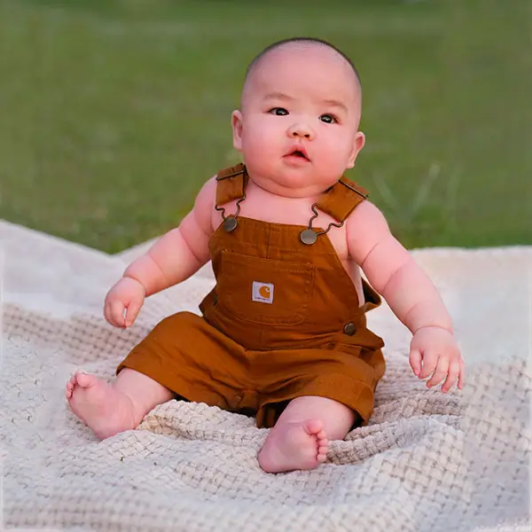 Professional newborn photo retouching with smooth skin and color correction