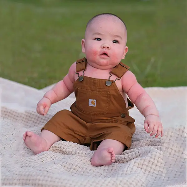 Professional newborn photo retouching with smooth skin and color correction